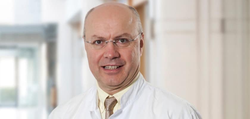 Prof. Dr. Serdar Turhal, beyaz hekim önlüğüyle yakın plan portre